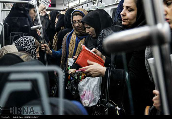 عکس: زنان دستفروش در مترو