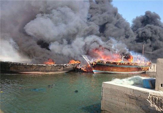عکس: آتش گرفتن 16 لنج در بوشهر