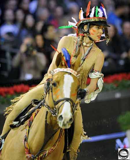 پرش با اسب شاهزاده خانم فرانسوی با لباس سرخپوستان 