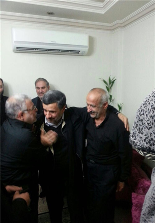 حضور احمدی نژاد در منزل محافظ  +عکس