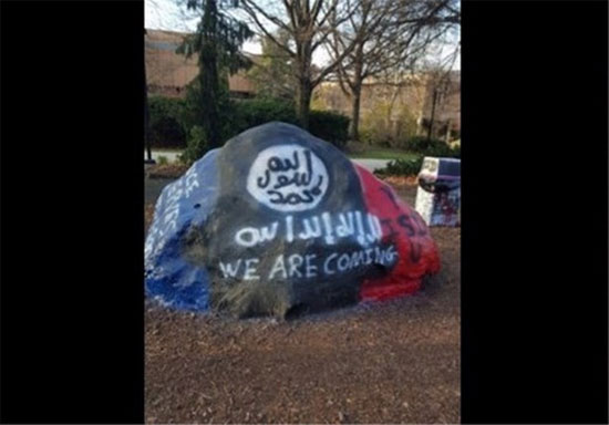 پیام داعش روی صخره‌های دانشگاه آمریکا + عکس