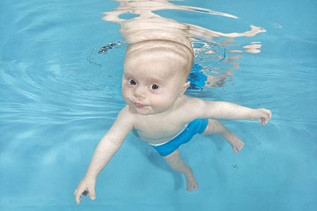 اخبار,اخبارگوناگون , نوزادی که برای زنده ماندن باید شنا کند
