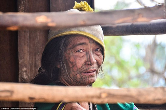 عکس/ آرایش دردناک زنان میانمار