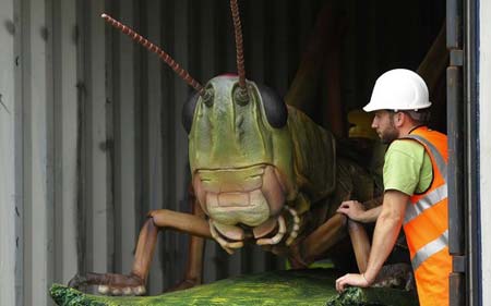 مجسمه ای بزرگ از ملخ در حال انتقال به باغ وحش چستر انگلیس