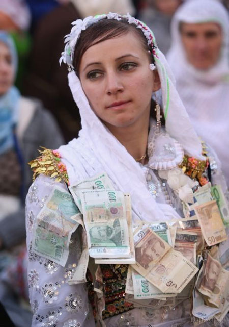 آرایش عجیب عروس های مسلمان بلغاری +عکس