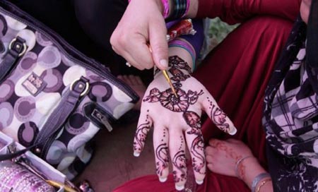 آرایش دست با حنا- کابل، افغانستان