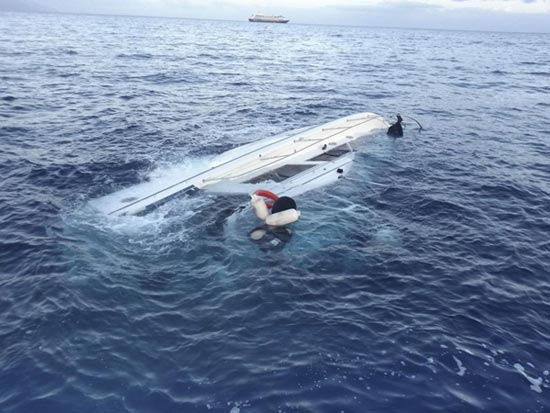 (تصاویر) واژگونی مرگبار قایق مهاجران در یونان