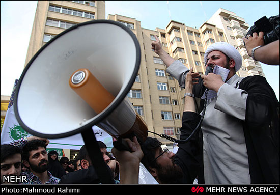 عکس: تجمع مردم علیه بدحجابی