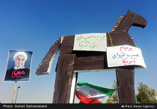 تصاویری از اسب تراوا در تجمع دلواپسان ایران و آمریکا