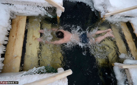 (تصاویر) غسل تعمید میان آب و یخ