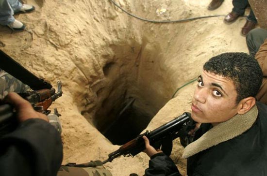 اجناس غزه از زیر زمین می آید +عکس