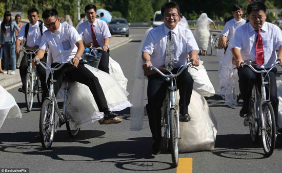 عکس: رفتن به خانه بخت با دوچرخه!
