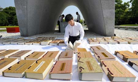  103 کتاب حاوی نام های قربانیان حمله اتمی در پارک صلح شهر هیروشیما در ژاپن