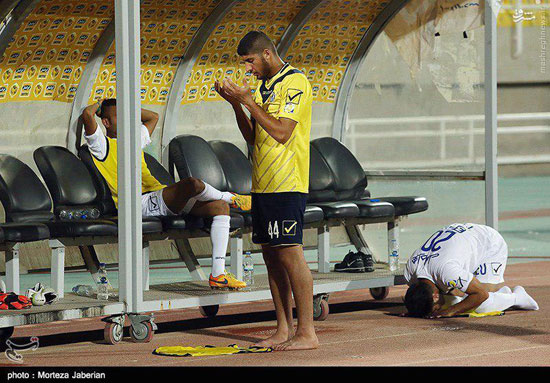 عکس: نماز خواندن دو بازیکن در حین بازی