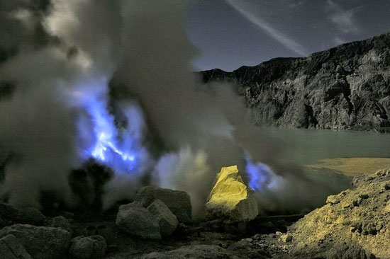 آتشفشانی با گدازه های آبی رنگ + تصویر