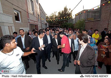 استقبال اهالی نارمک از محمود احمدی‌نژاد