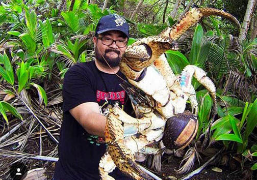 عکس/ سلفی در آغوش بزرگترین خرچنگ دنیا