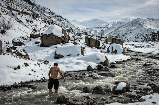 (تصاویر) شنای مرد یخی در سرمای سبلان