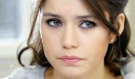 اخبار,اخبار فرهنگی,سلفی بازیگر زن معروف ترکیه در پاریس