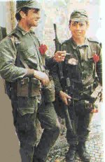 دو سرباز شرکت کننده در کودتا، با گلهاي ميخک سرخ