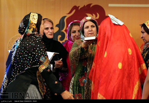 جشنواره لباس محلی ایران در شیراز (عکس)