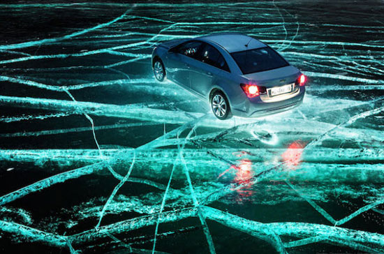 خودرویی روی دریاچه یخ‌زده (عکس)