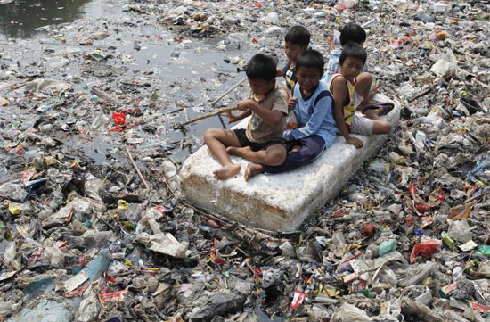 شنای کودکان در کثیف‌ترین رودخانه جهان