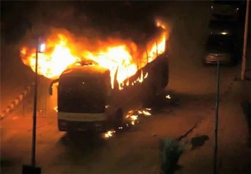 معترضان قطیف یک اتوبوس را آتش زدند +عکس