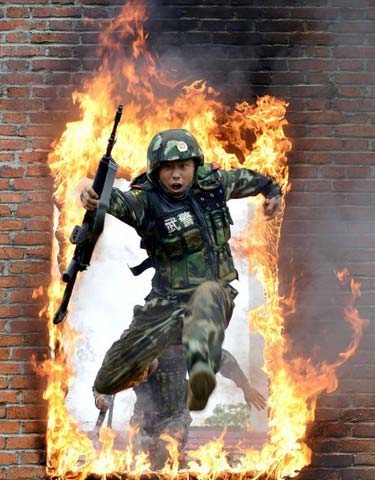 تمرینات پلیس نظامی در گوژو چین