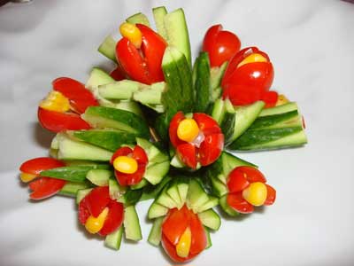 تزئین خیار و گوجه فرنگی مدل گل لاله