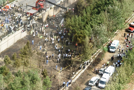 عکس های هوایی ازسانحه سقوط هواپیما در تهران و تلاش امدادگران برای مهار آتش