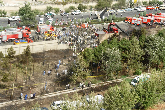 عکس های هوایی ازسانحه سقوط هواپیما در تهران و تلاش امدادگران برای مهار آتش