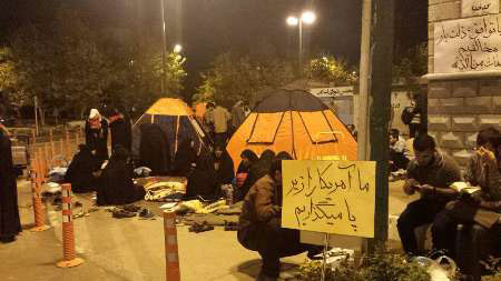 چادر زدن علیه ظریف مقابل مجلس +عکس
