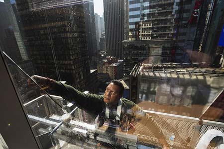    نظافت نمای بیرونی یک آسمانخراش در میدان تایمز نیویورک، آمریکا