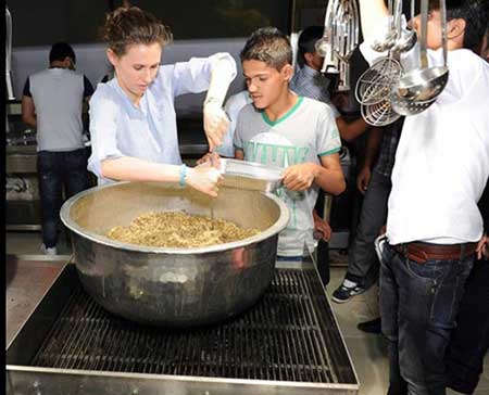 آشپزی همسر بشار اسد برای سفره افطارش