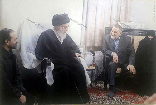 رهبری در منزل شهید اکبری +عکس