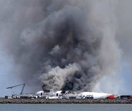  کارکنان ایرلاین کره جنوبی در دفتر کارشان در سئول مشغول چک لحظه به لحظه خبر سقوط بویینگ 777 شرکت شان در فرودگاه سان فرانسیسکو آمریکا. در این سانحه تنها دو تن از صدها مسافر هواپیما کشته شدند