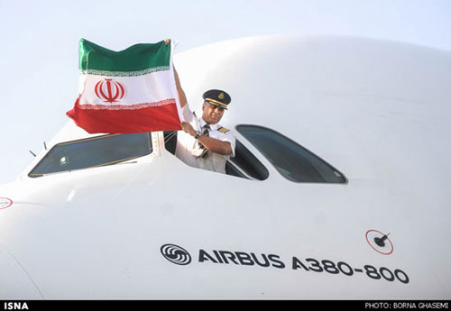 اخراج خلبان به دلیل برافراشتن پرچم ایران!