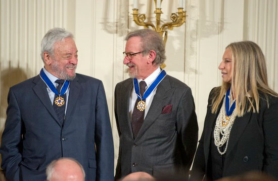 عکس: مدال آزادی بر گردن استیون اسپیلبرگ