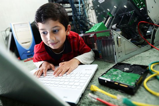 پسر بچه‌ی ۵ ساله‌، جوان‌ترین متخصص کامپیوتر شناخته شد