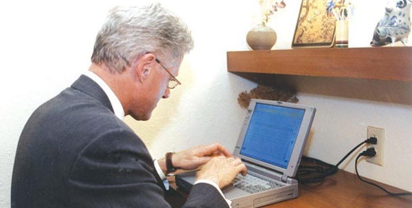 عکس: کلینتون در حال ارسال اولین ایمیل