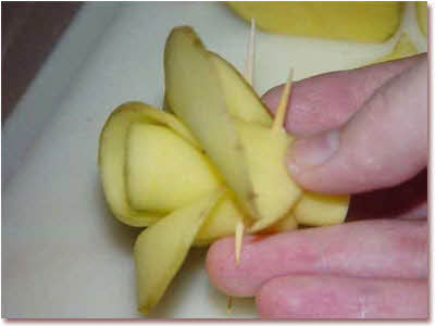  آموزش طرز پخت چیپس سیب زمینی به شکل گل رز