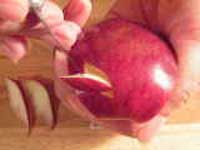 تزئین سیب به شكل برگ