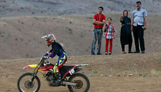 حرکات‌ نمایشی دختر ایرانی با‌موتور/ عکس
