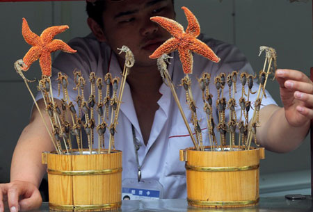 فروش اسنک حشرات در مسیر گردشگران- پکن، چین