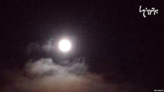 ماه افروخته در آسمان جهان