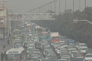 عدم کاهش تردد خودروها در تهران/ تمام مناطق پایتخت آلوده اند