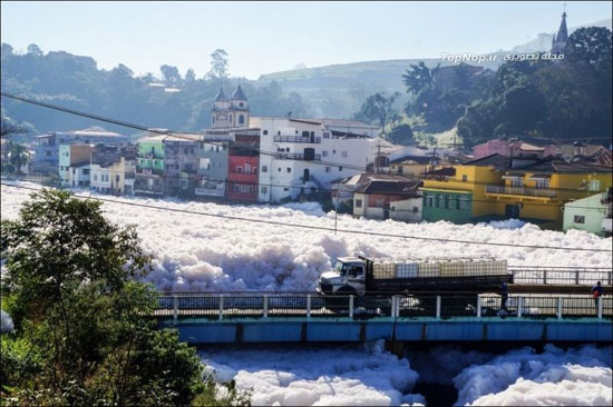 رود خانه ای پر از کف در برزیل