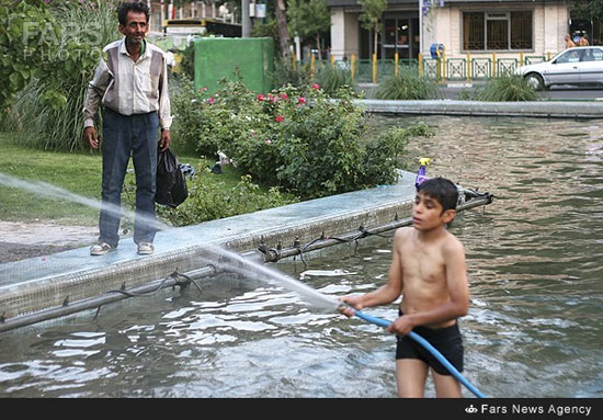 شنای کودکان در حوضچه های شهری