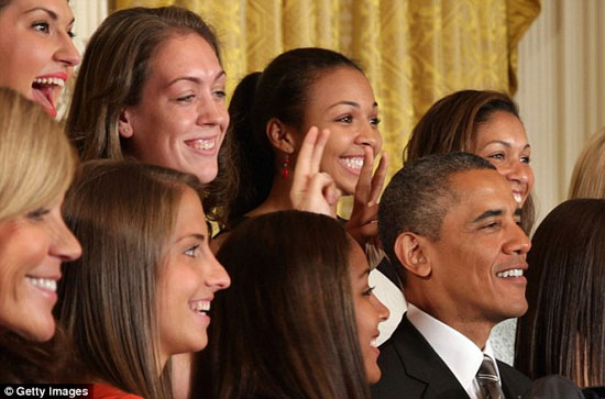 شوخی دخترانه با رئیس جمهور آمریکا +عکس